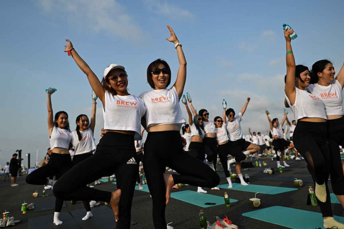 بالصور- يوغا على مدرج في مطار بانكوك